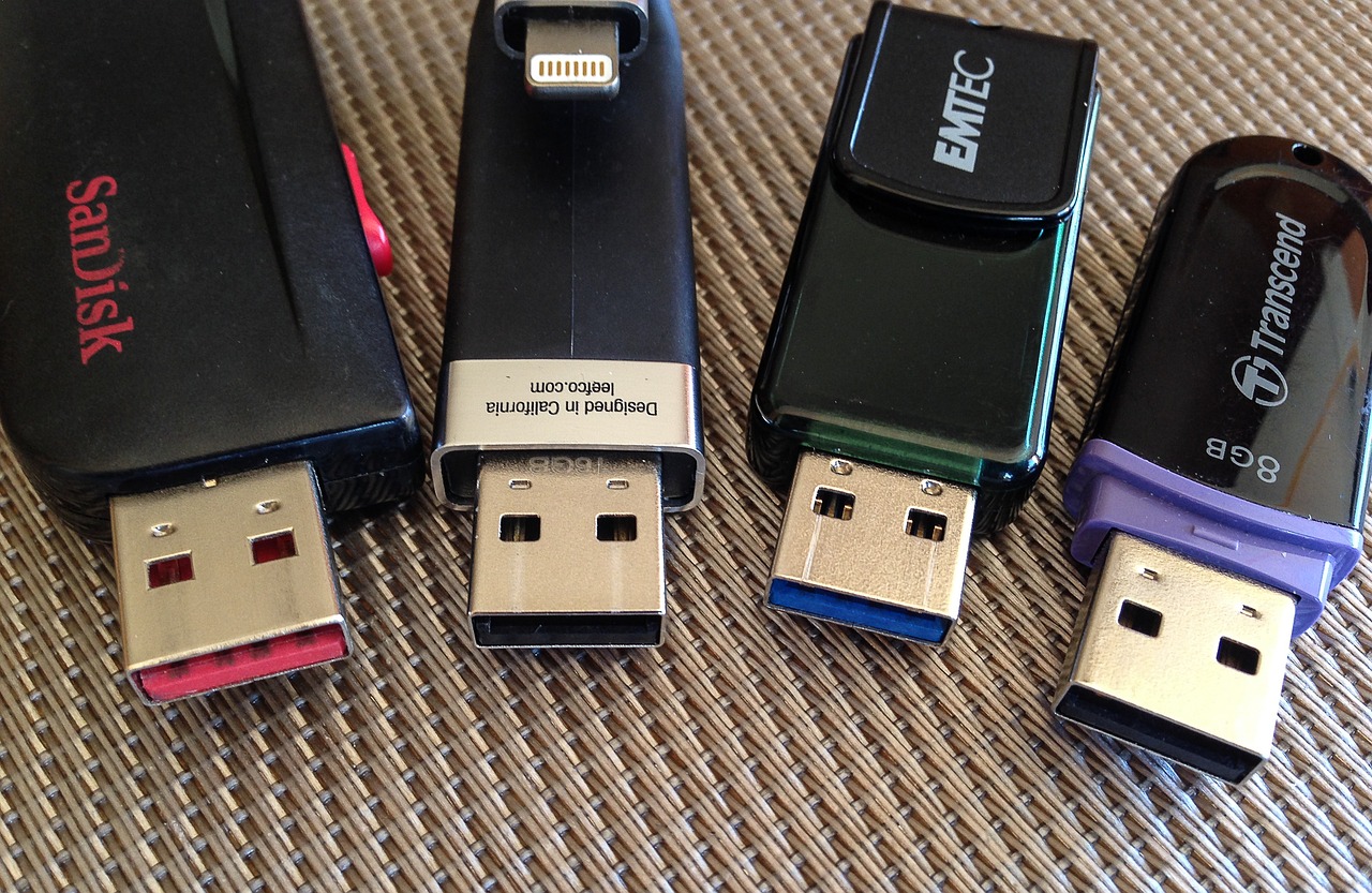 usb-flash-drives-1214305_1280